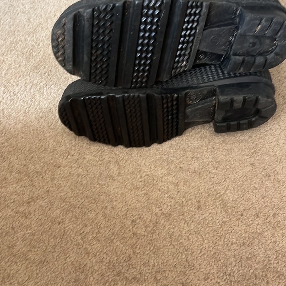 Serves rain boots - Picture 3 of 5